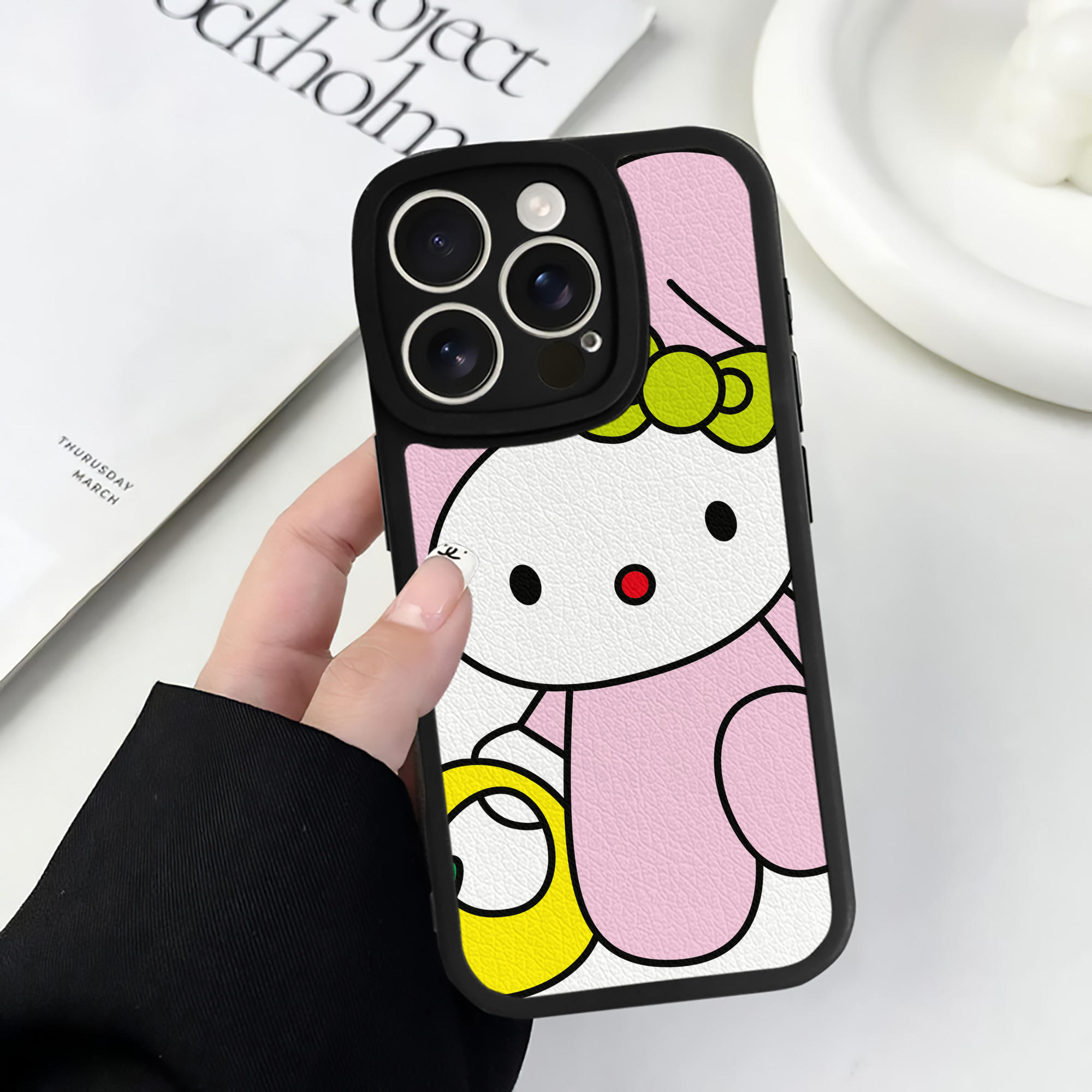 （画像用） Hello Kitty ハローキティ 【iPhone 16シリーズ対応】シリコンスマホケース（レザー調） 材質：シリコン